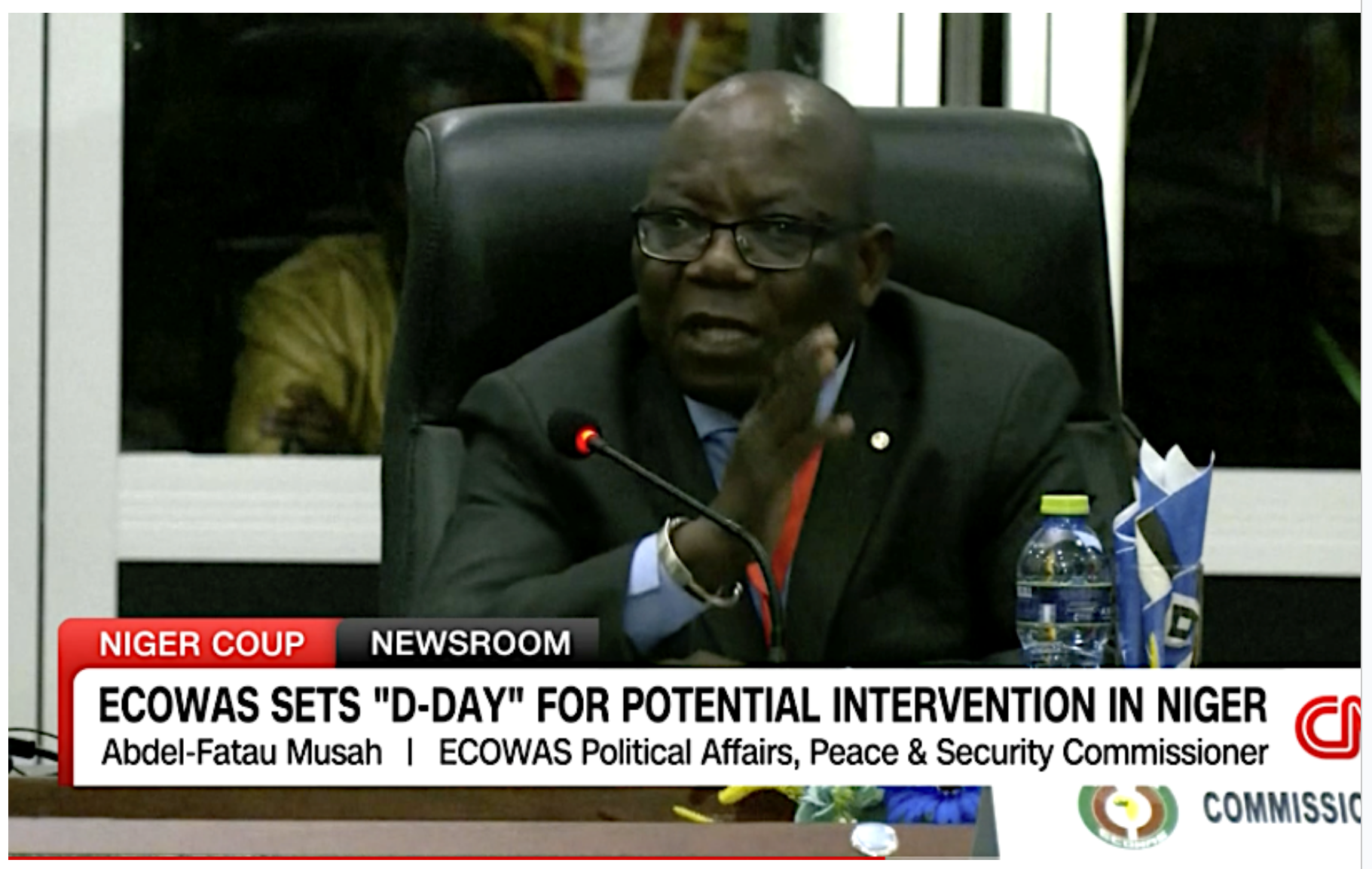 ECOWAS Commissioner Abdel-Fatau Musah threatens the military junta in Niger with military intervention. © CNN